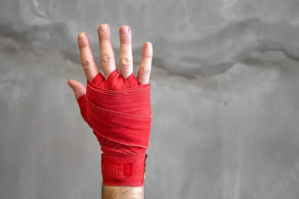 Bir boxer'ın eli kırpılmış kadeh kırmızı boks bant ile sarılmış — Stok fotoğraf