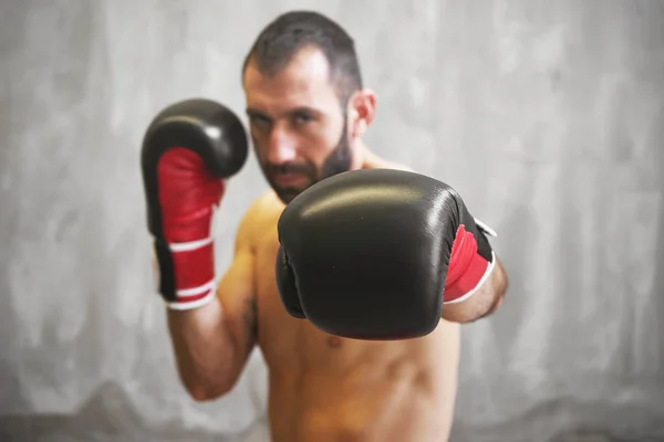Boxing man ready to fight — Stock Photo, Image