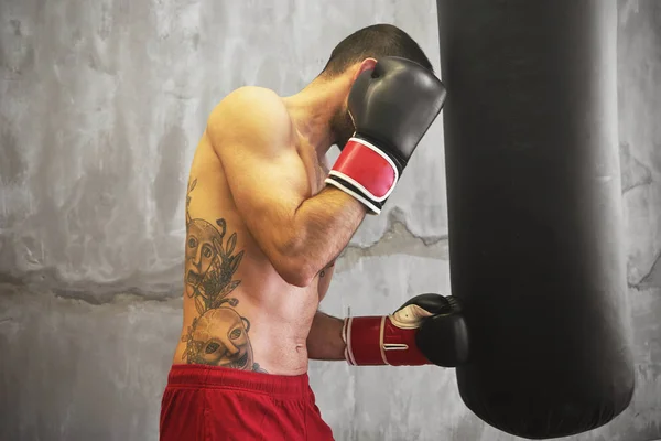 Kum torbası ile egzersiz yapan Boxer erkek — Stok fotoğraf