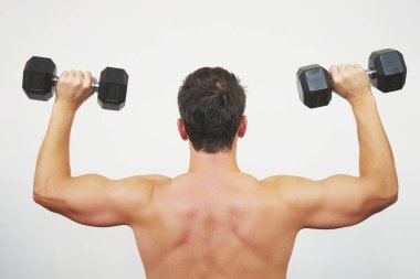 kaslı adam ile Halter egzersiz uyması