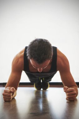 Genç adam bir spor salonunda şınav uygun 