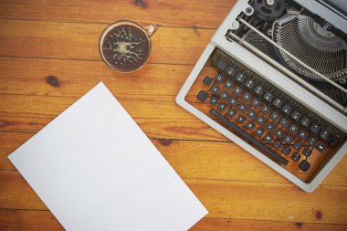 Ahşap arka plan üzerinde Vintage daktilo