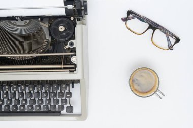 beyaz zemin üzerinde Vintage daktilo