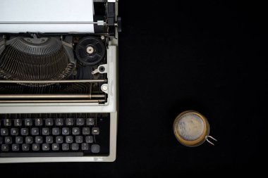 siyah arka plan üzerine antika daktilo