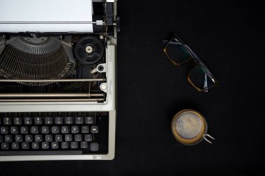 siyah arka plan üzerine antika daktilo