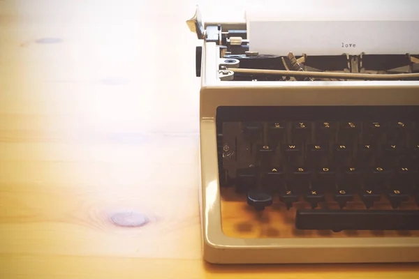 Máquina de escrever vintage em fundo de madeira — Fotografia de Stock