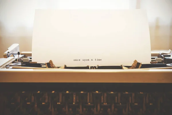 Mots "Il était une fois" écrits avec une vieille machine à écrire — Photo