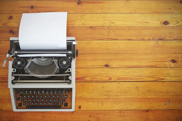 Máquina de escribir vintage sobre fondo de madera — Foto de Stock