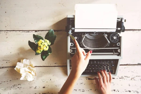 Ręce, pisanie na stara maszyna do pisania, widok z góry — Zdjęcie stockowe