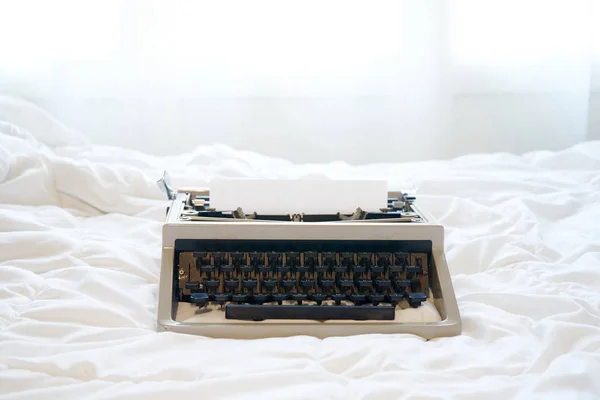 ベッドの上のヴィンテージ タイプライター — ストック写真