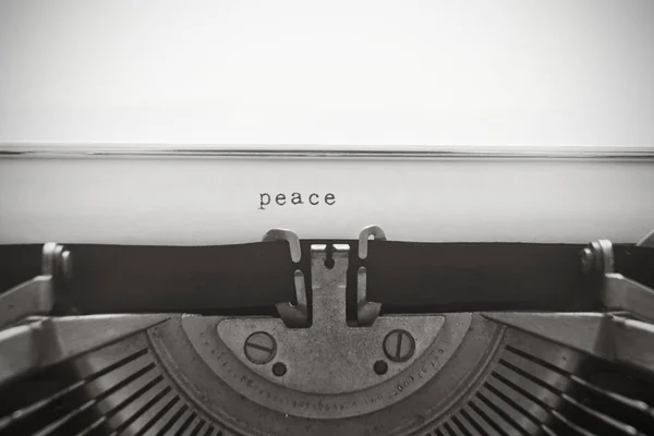 単語「平和」古いタイプライターで書かれました。 — ストック写真