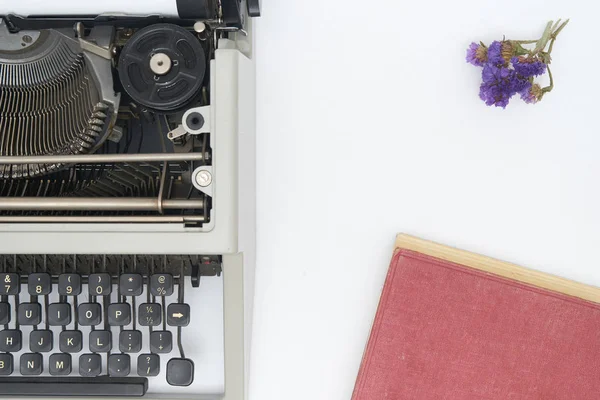 Máquina de escribir vintage sobre fondo blanco — Foto de Stock