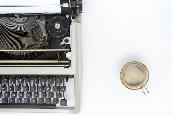 Machine à écrire vintage sur fond blanc — Photo