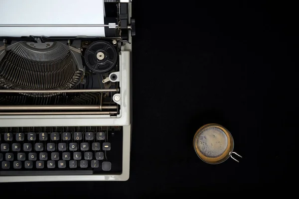 Máquina de escribir vintage sobre fondo negro — Foto de Stock