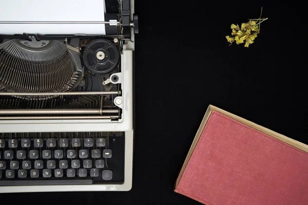 Máquina de escribir vintage sobre fondo negro — Foto de Stock
