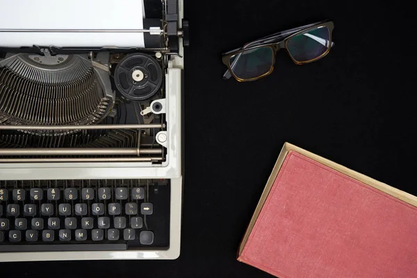 Vintage írógép-fekete háttér — Stock Fotó