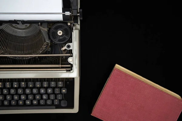 Vintage machine à écrire sur fond noir — Photo