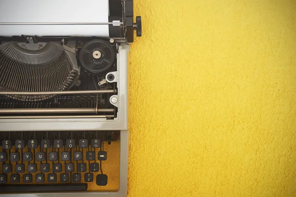 Máquina de escribir vintage sobre fondo amarillo — Foto de Stock