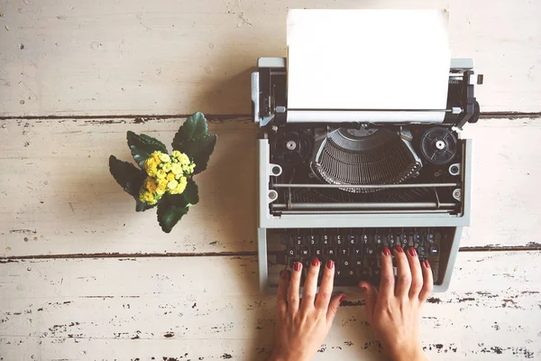 Eller eski daktilo, üstten görünüm yazma