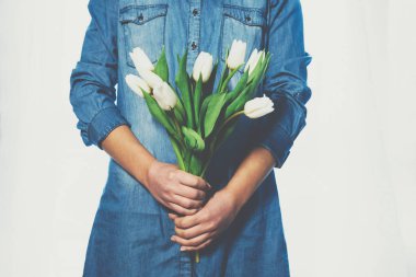 Kız Lale buketi tutuyor