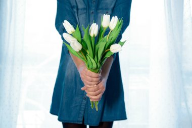 Kız Lale buketi tutuyor