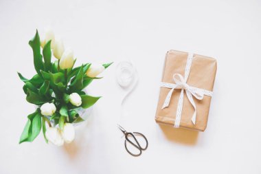 Beyaz Lale, kutusu Hediyelik ve makas Üstten Görünüm