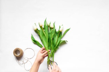 Lale buketi yapma kadın