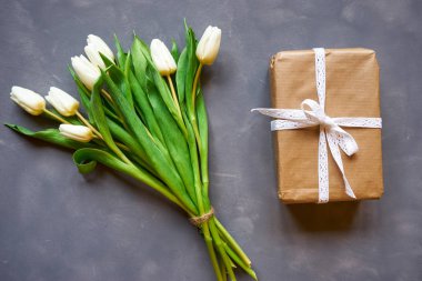 Beyaz Lale buketi ve gri arka plan üzerinde kartpostal