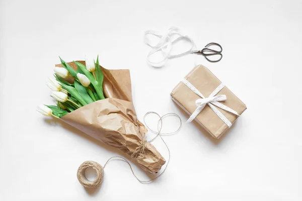 Ramo vista superior de tulipanes blancos, caja regalo y accesorios —  Fotos de Stock