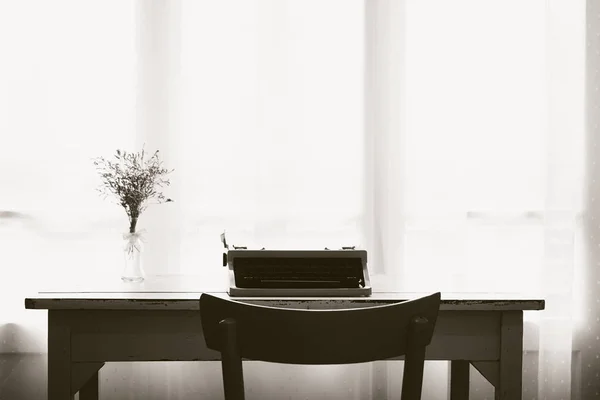 Vintage maszyna do pisania na drewnianym stole — Zdjęcie stockowe