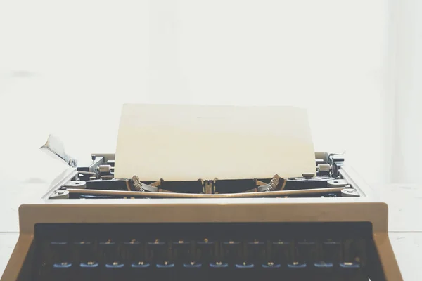 Máquina de escribir vintage sobre mesa de madera —  Fotos de Stock