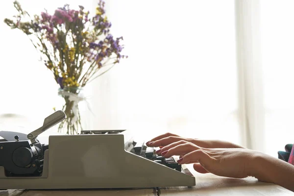 Ragazze mani digitando in macchina da scrivere vintage — Foto Stock