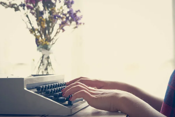 Filles mains dactylographier dans vintage machine à écrire — Photo