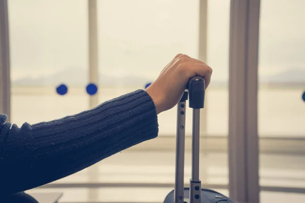 Havaalanında bavul tutan kız — Stok fotoğraf