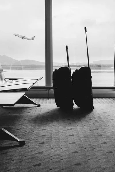 Traveling luggage in airport terminal. Suitcases in airport depa — Stock Photo, Image