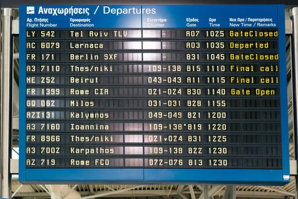 ATENAS, GRÉCIA, FEVEREIRO 14, 2017: Painel de informações do aeroporto, horário — Fotografia de Stock