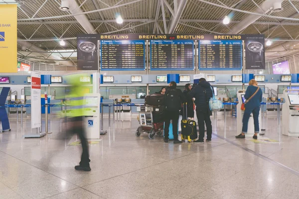 Atina, Yunanistan, 14 Şubat 2017: Athens International Airport, yolcu. Hareket Bulanıklığı. — Stok fotoğraf