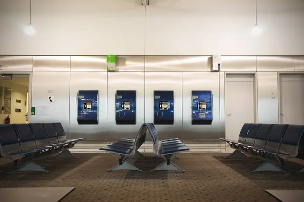 Área de espera do terminal do aeroporto vazio com cadeiras — Fotografia de Stock