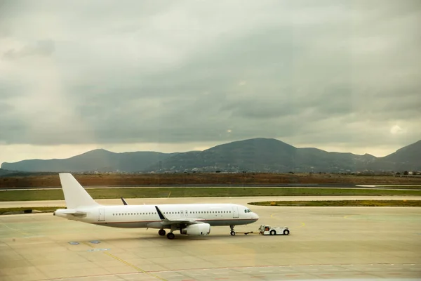 Avião em uma pista no aeroporto — Fotografia de Stock