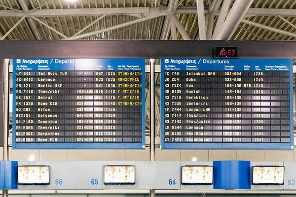 ATENAS, GRÉCIA, FEVEREIRO 14, 2017: Painel de informações do aeroporto, horário — Fotografia de Stock