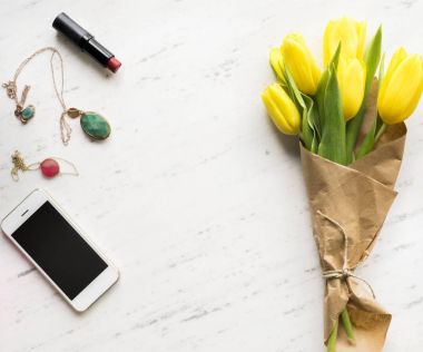 Kadın aksesuarları üzerinde beyaz mermer, üstten görünüm