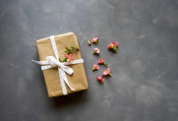 Květiny v zmrzlina kužel a dárkové krabice na pozadí cementu — Stock fotografie