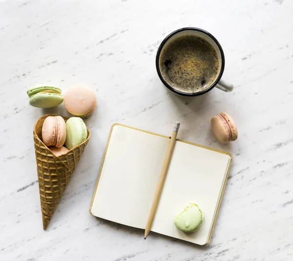 Dondurma koni ile mermer backgro kahve renkli macaron