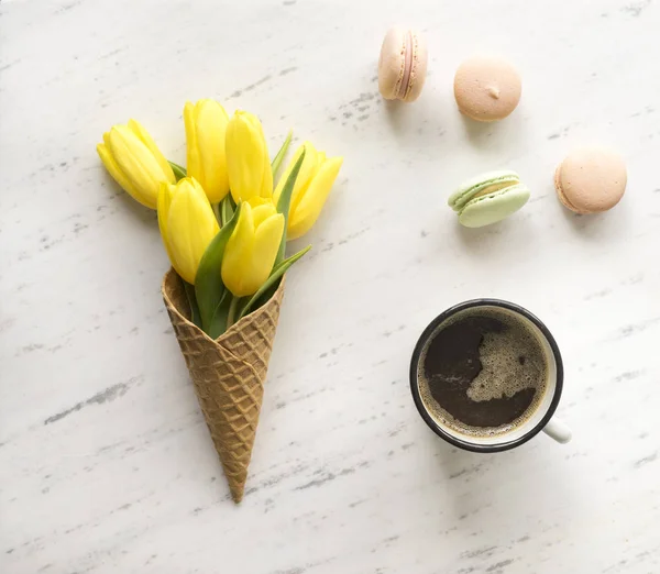 Tulipán tölcsér fagylaltot márvány háttér — Stock Fotó