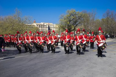 Corfu, Yunanistan - 25 Şubat 2017: Filarmoni müzisyenler alışılmış ağıt alayı, özgürlük, Corfu eski şehir, ulusal günün sabahı.