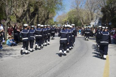 Corfu, Yunanistan - 25 Şubat 2017: Denizciler ordu alışılmış ağıt alayı, özgürlük, Corfu eski şehir, ulusal günün sabahı.