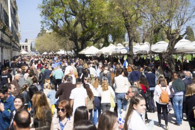 Corfu, Yunanistan - 25 Şubat 2017: Birçok kişi, özgürlük, Corfu eski şehir, ulusal günün sabahı alışılmış ağıt alayı.