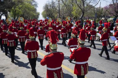 Corfu, Yunanistan - 25 Şubat 2017: Filarmoni müzisyenler alışılmış ağıt alayı, özgürlük, Corfu eski şehir, ulusal günün sabahı.