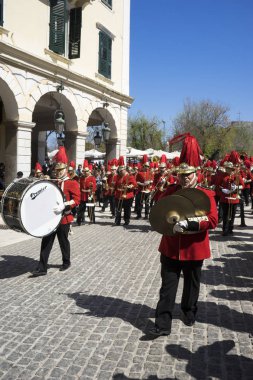 Corfu, Yunanistan - 25 Şubat 2017: Filarmoni müzisyenler alışılmış ağıt alayı, özgürlük, Corfu eski şehir, ulusal günün sabahı.