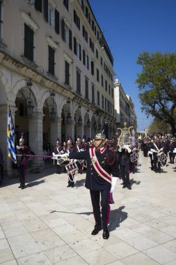 Corfu, Yunanistan - 25 Şubat 2017: Filarmoni müzisyenler alışılmış ağıt alayı, özgürlük, Corfu eski şehir, ulusal günün sabahı.